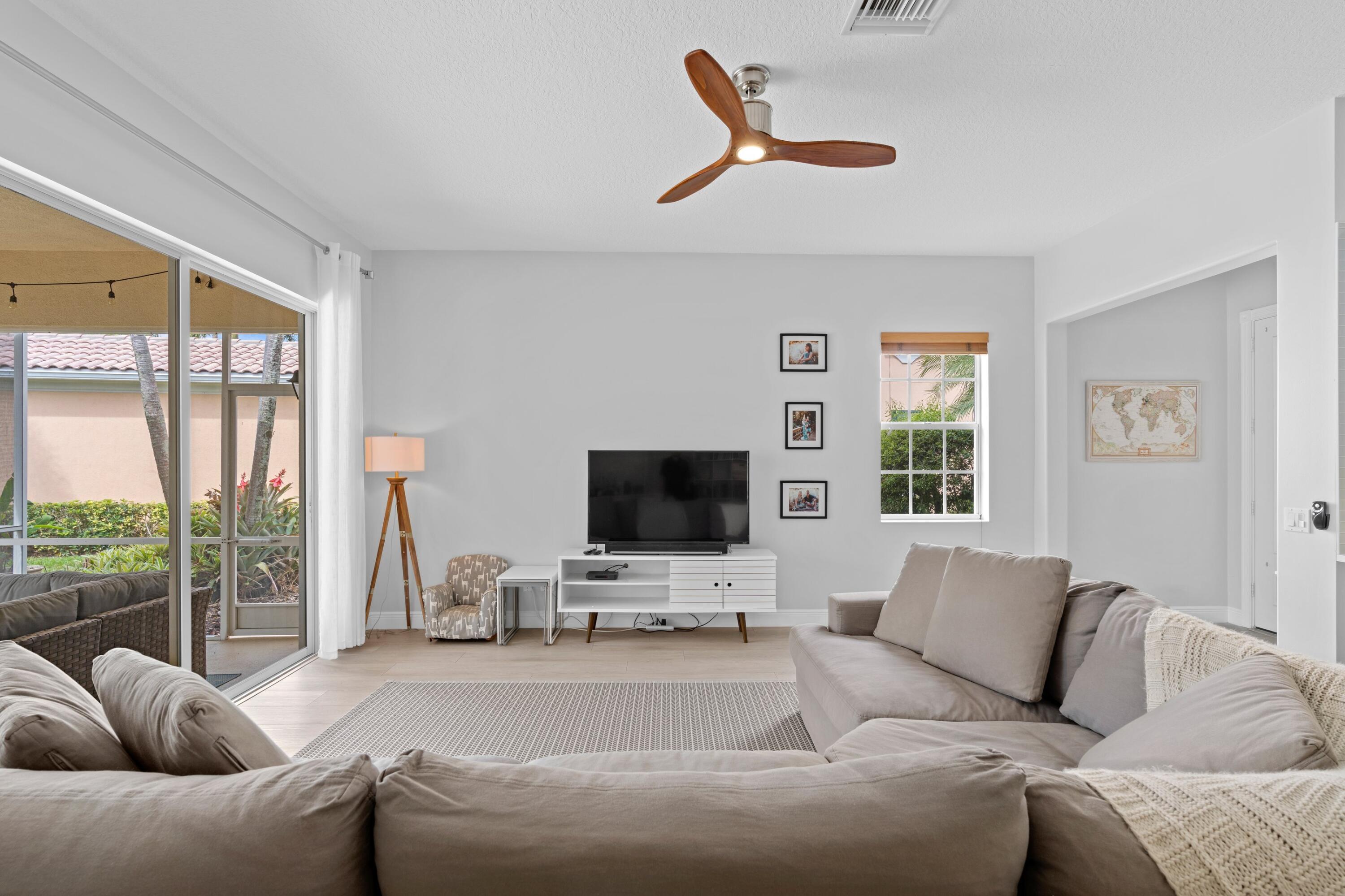 118 Florence Drive Jupiter, FL 33458 - Photo 8 of 41 Living Room