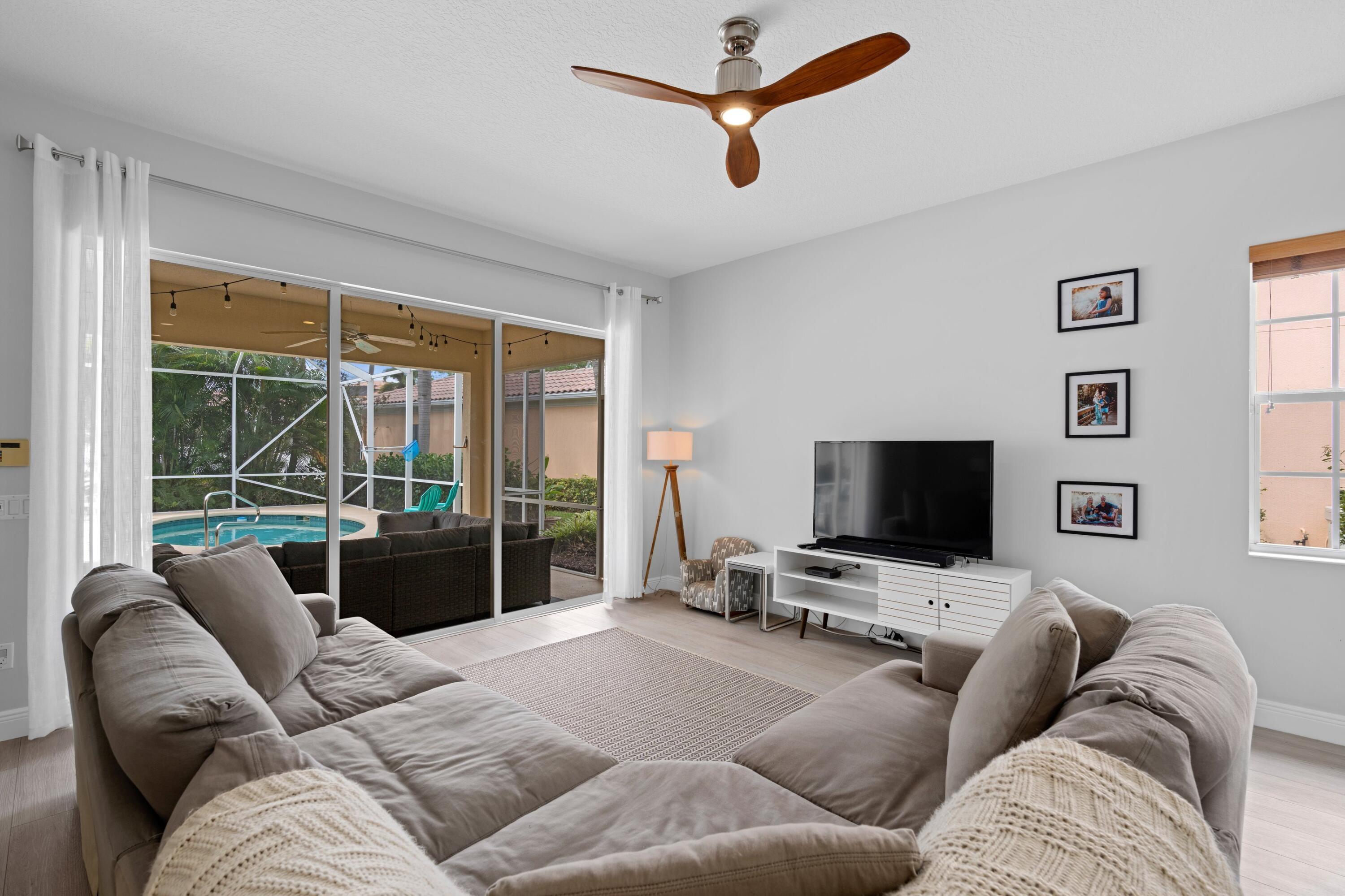 118 Florence Drive Jupiter, FL 33458 - Photo 9 of 41 Living Room