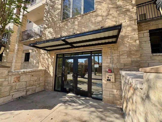 a view of yard with green space