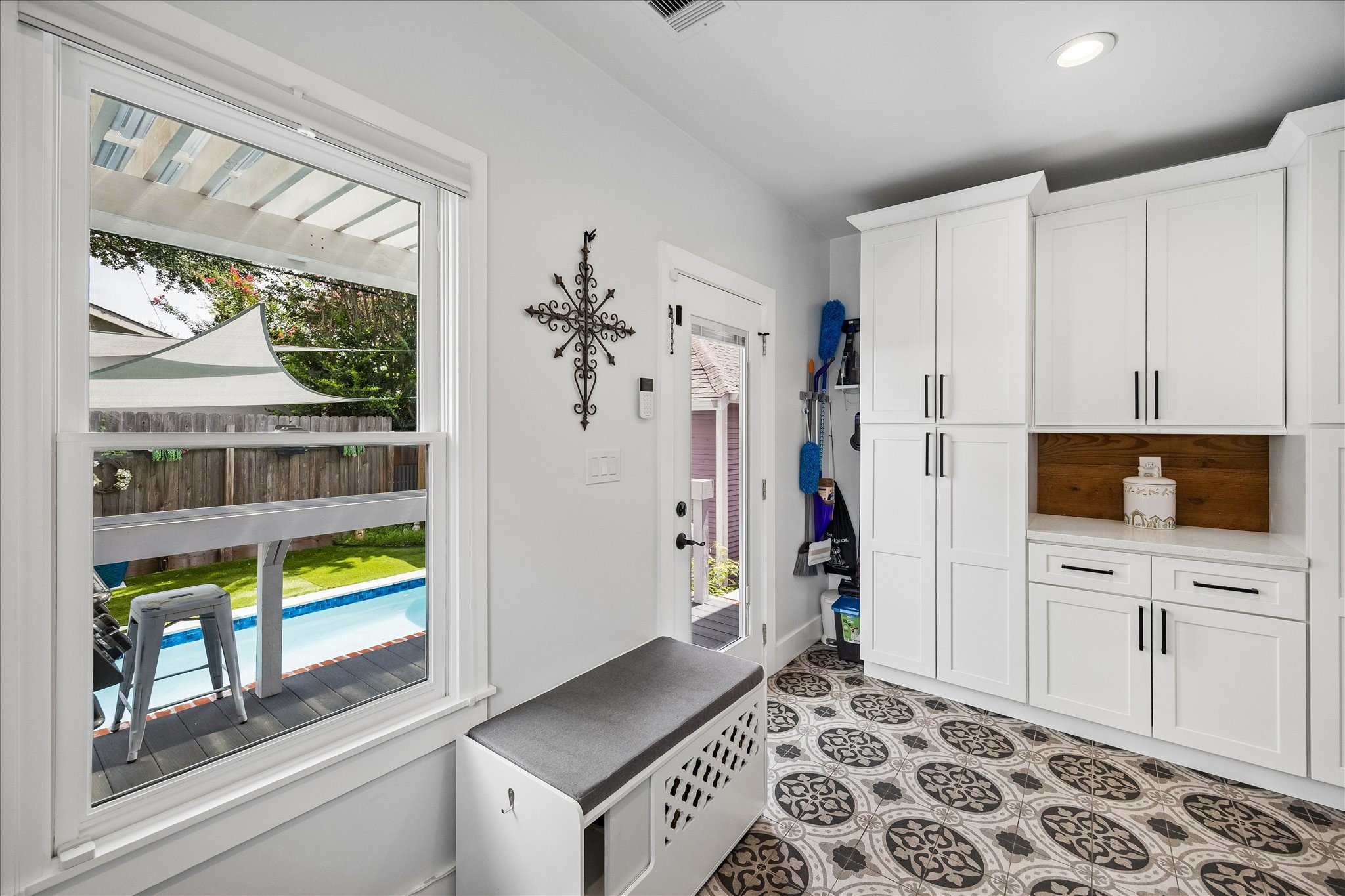 1019 East 14th Street Houston, TX 77009 - Photo 23 of 34 a view of an entryway with workspace