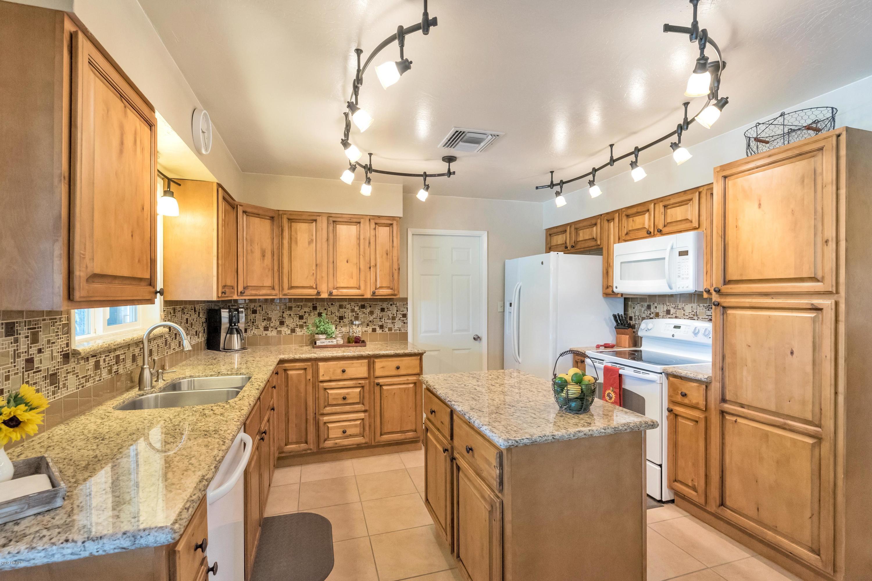 62 South Mountain View Road Apache Junction, AZ 85119 - Photo 5 of 35 Kitchen w/island