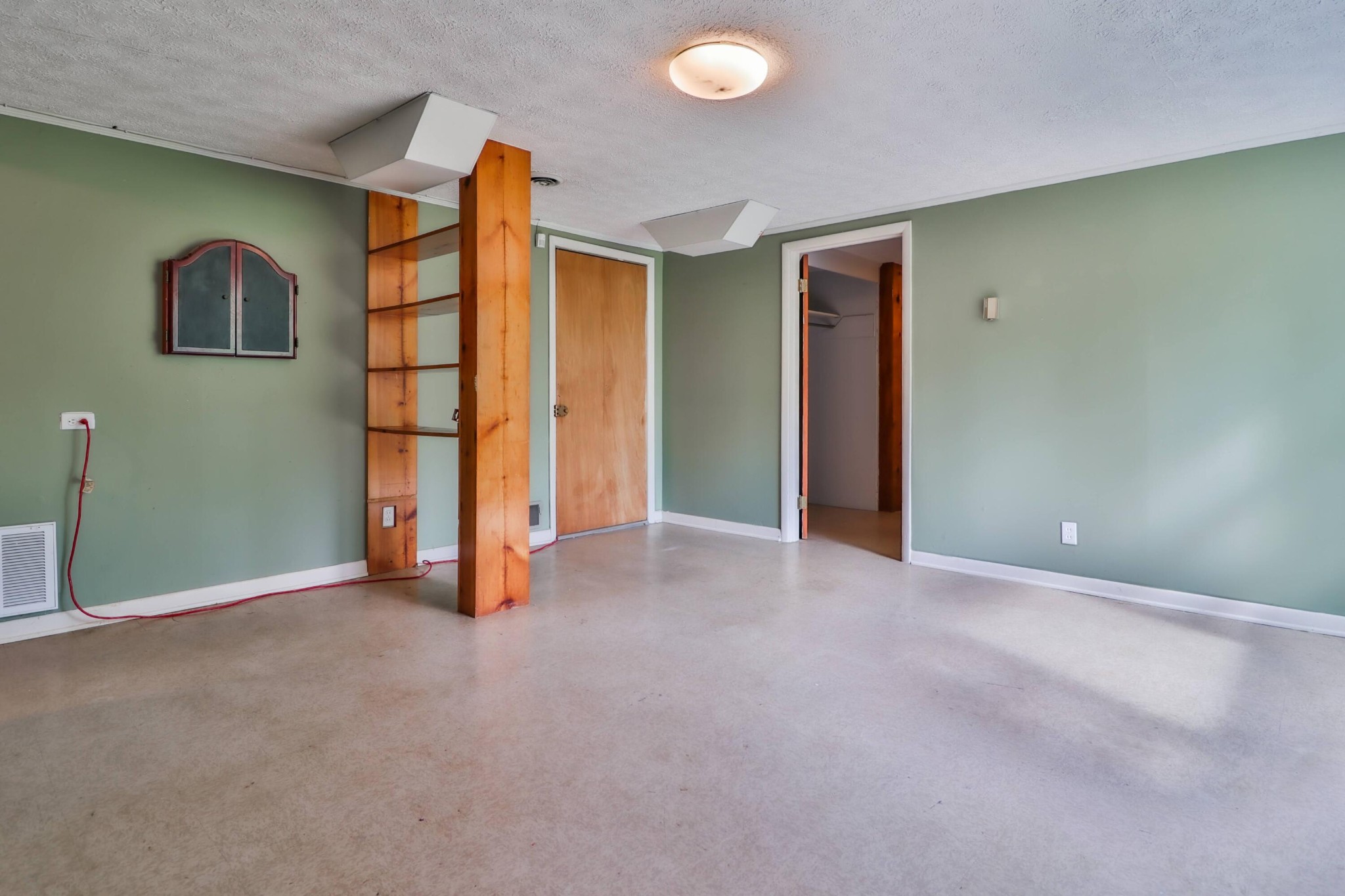 103 South Seneca Road Oak Ridge, TN 37830 - Photo 20 of 26 an empty room with closet and mirrors