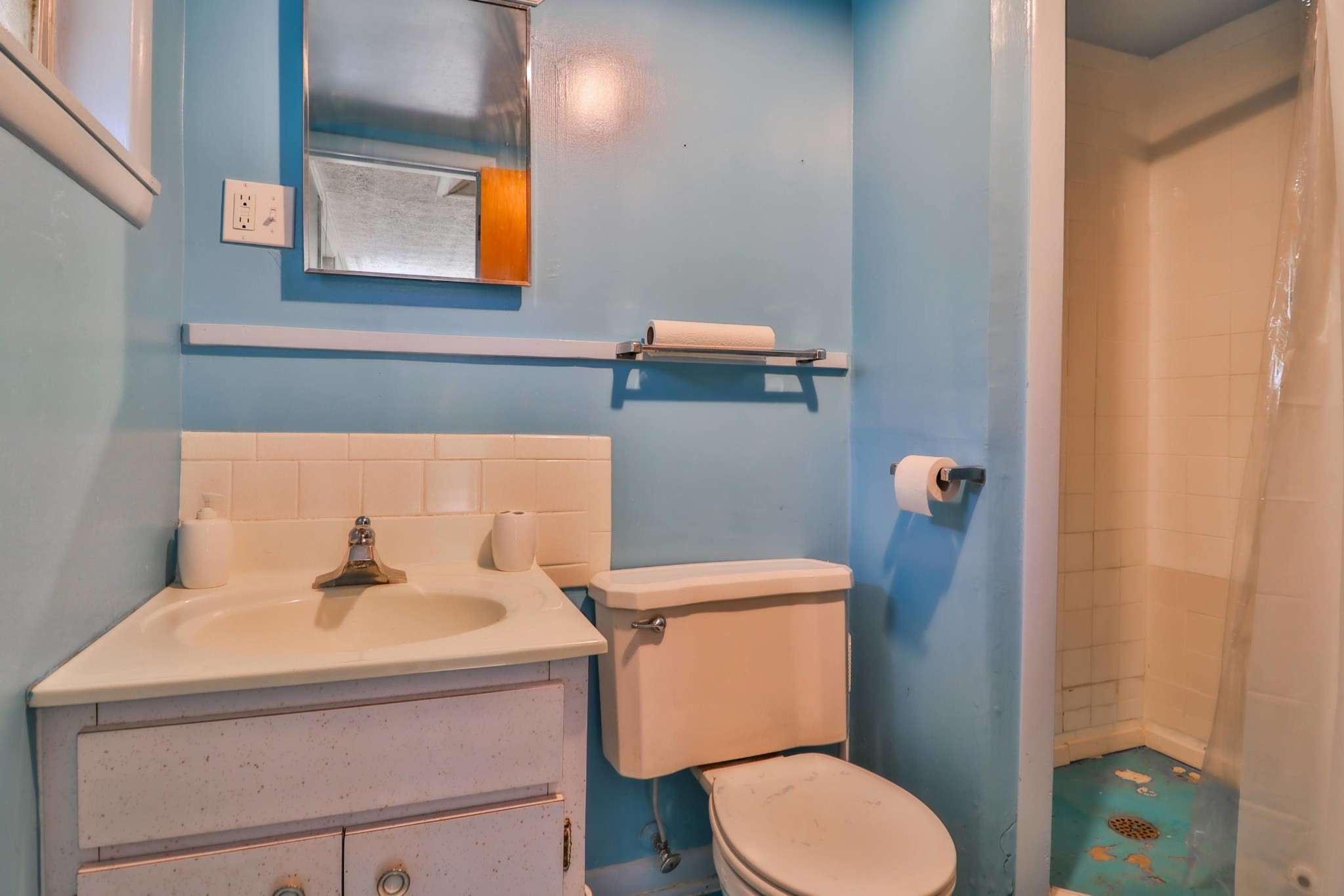 103 South Seneca Road Oak Ridge, TN 37830 - Photo 21 of 26 a bathroom with a toilet and a sink