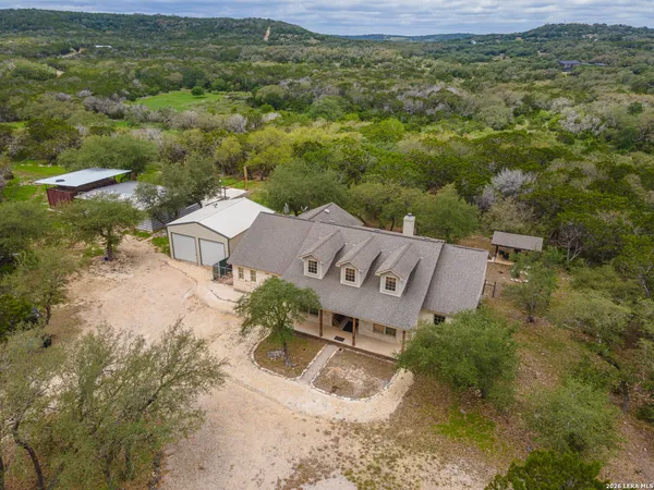 $949,500 | 374 West County Road 2481, Hondo, TX 78861