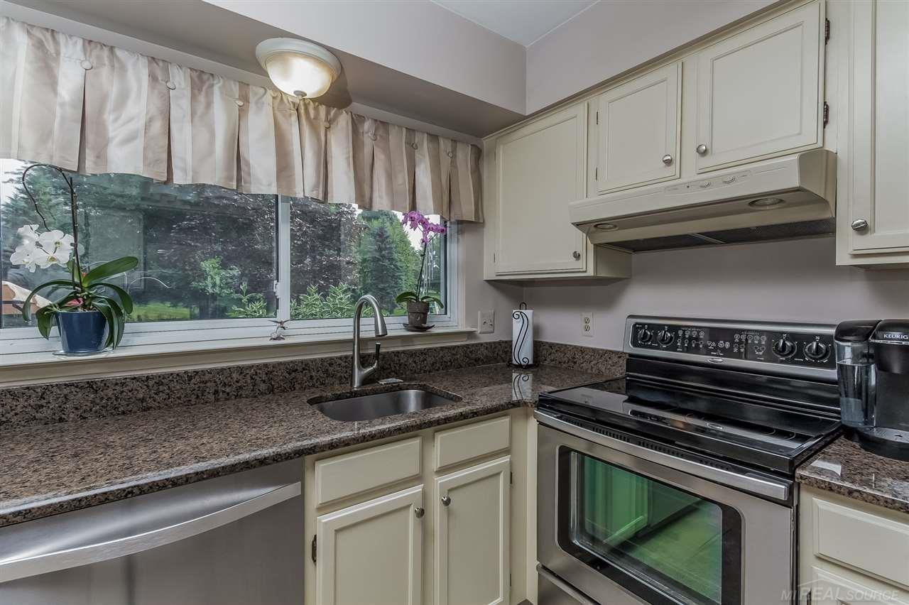 2300 North Fairview Lane Rochester Hills, MI 48306 - Photo 11 of 43