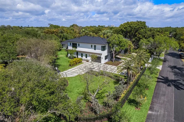 a view of a house with backyard and garden