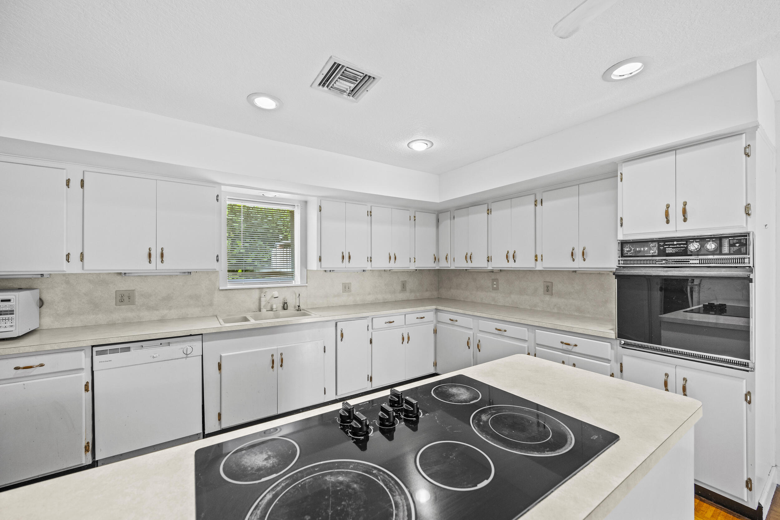 723 Southwest 27th Terrace Boynton Beach, FL 33435 - Photo 11 of 54 Kitchen