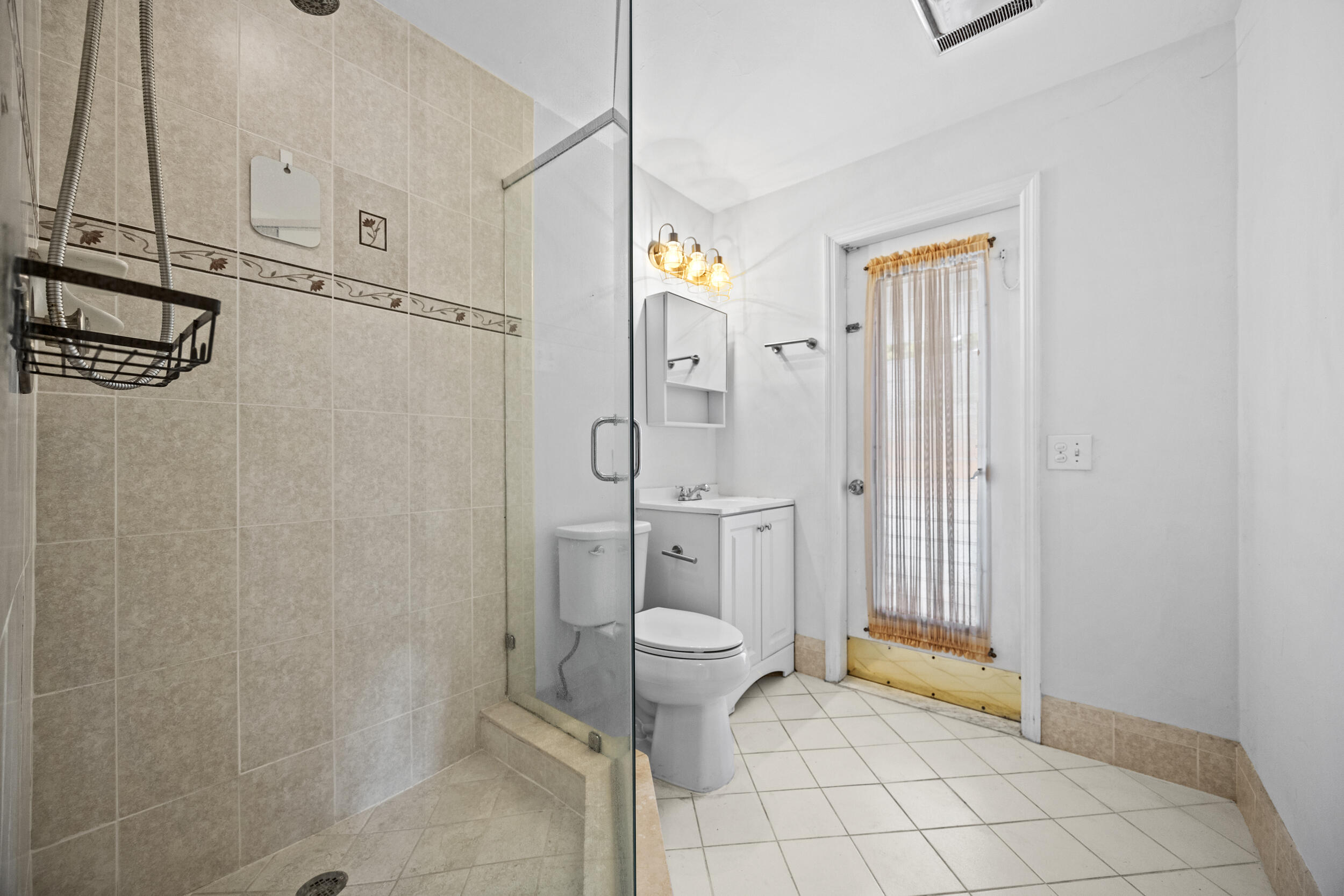 723 Southwest 27th Terrace Boynton Beach, FL 33435 - Photo 21 of 54 Guest Bathroom