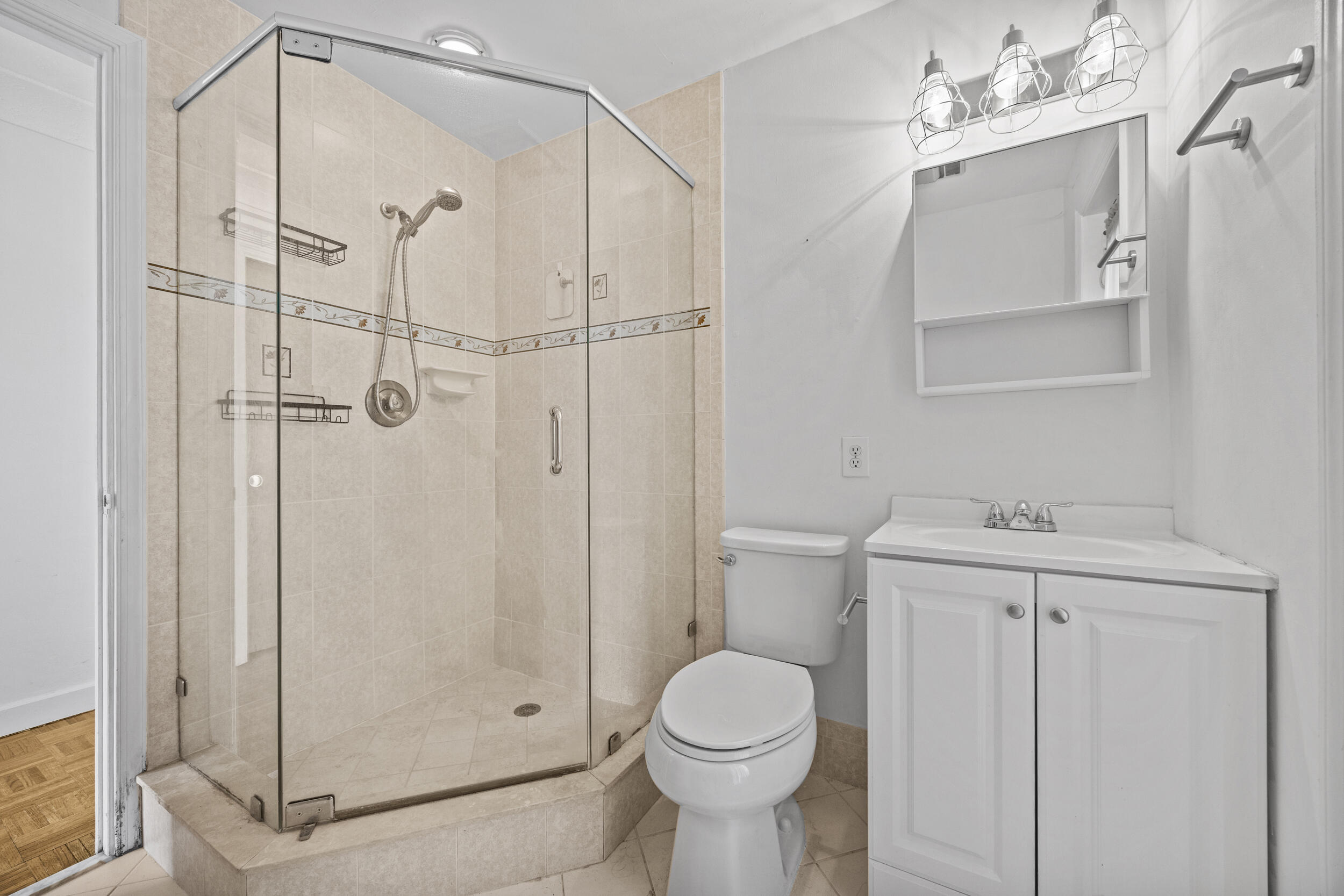 723 Southwest 27th Terrace Boynton Beach, FL 33435 - Photo 22 of 54 Guest Bathroom