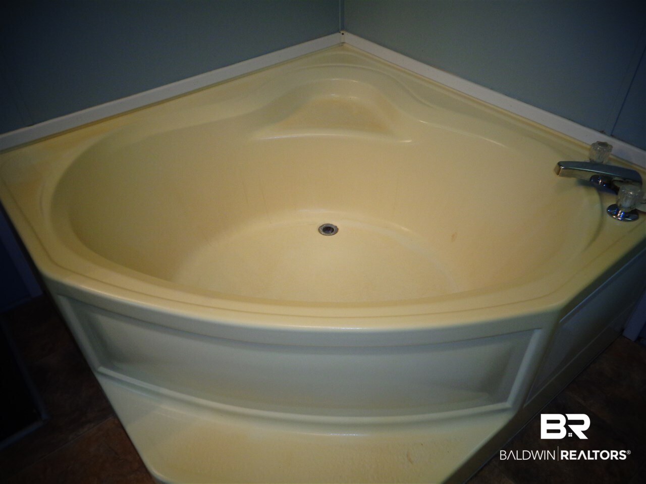21535 A Glass And Spivey Road Robertsdale, AL 36567 - Photo 23 of 32 Soaking tub.
