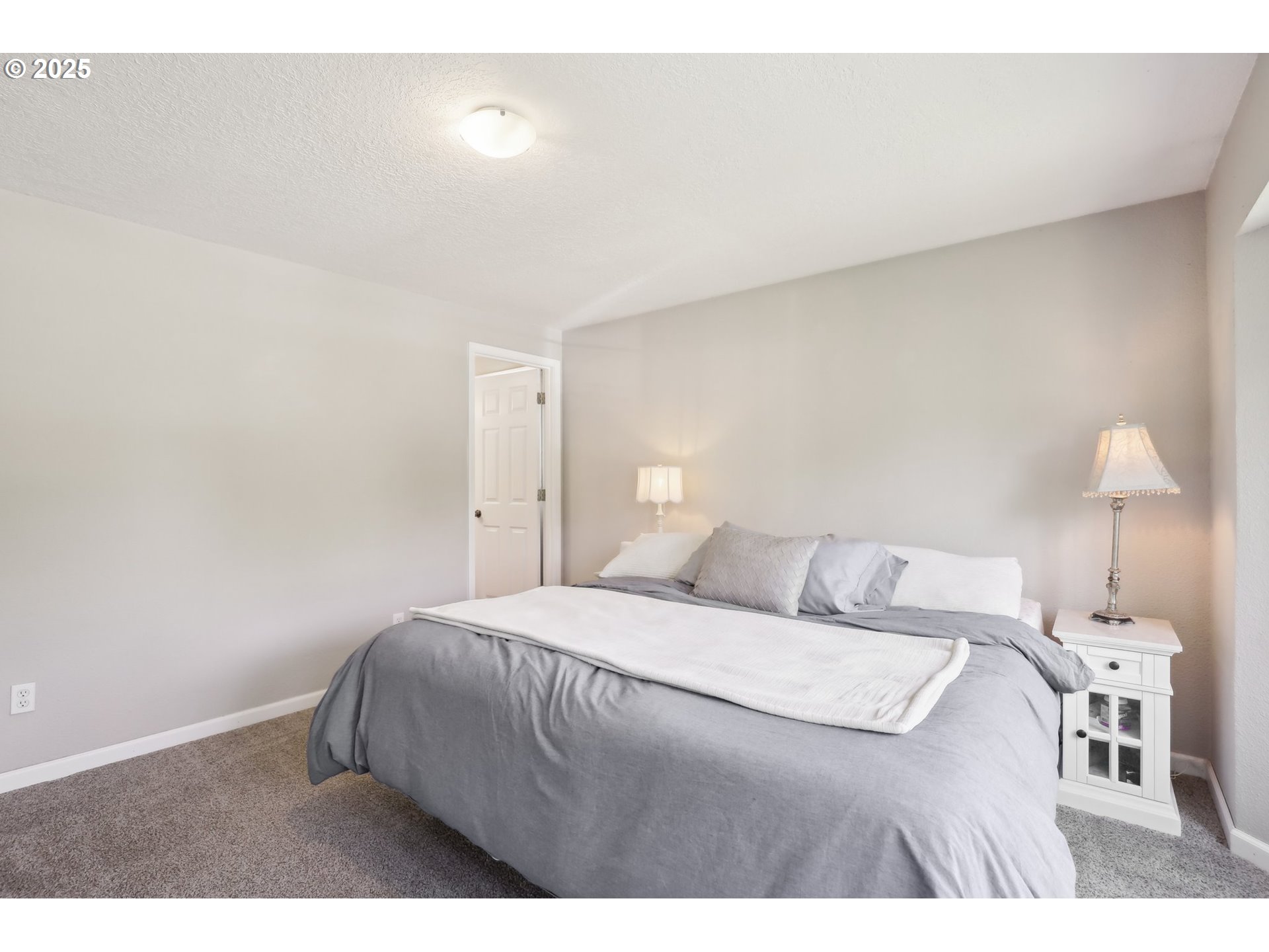 29495 Southwest Yosemite Street Wilsonville, OR 97070 - Photo 27 of 40 a bedroom with a bed and a lamp