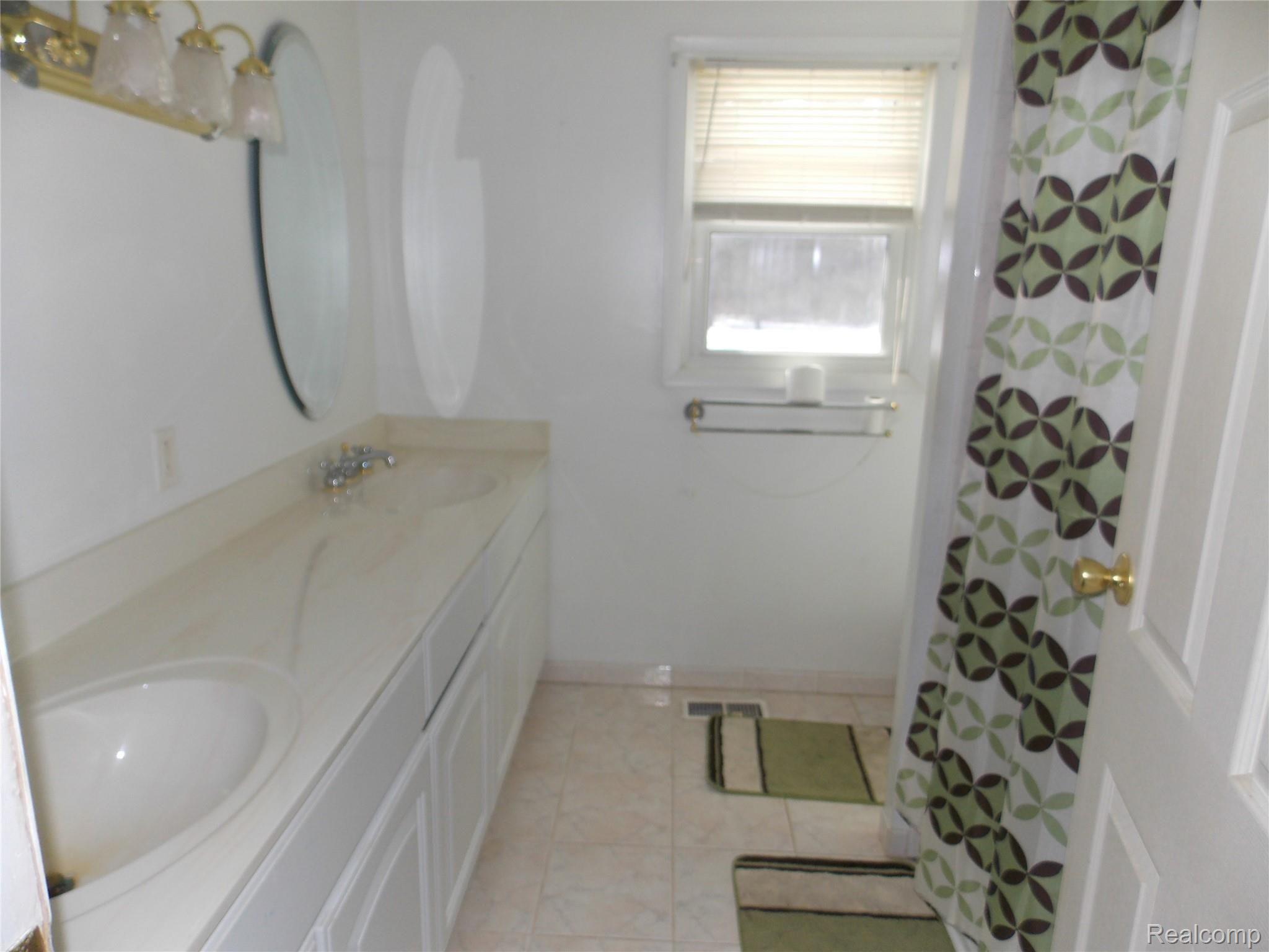 629 North Wilder Road Lapeer, MI 48446 - Photo 11 of 19 DSCN3523.JPG