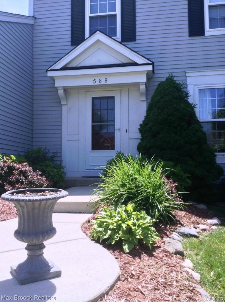 588 Bolinger Street Rochester, MI 48307 - Photo 5 of 39 005.jpg