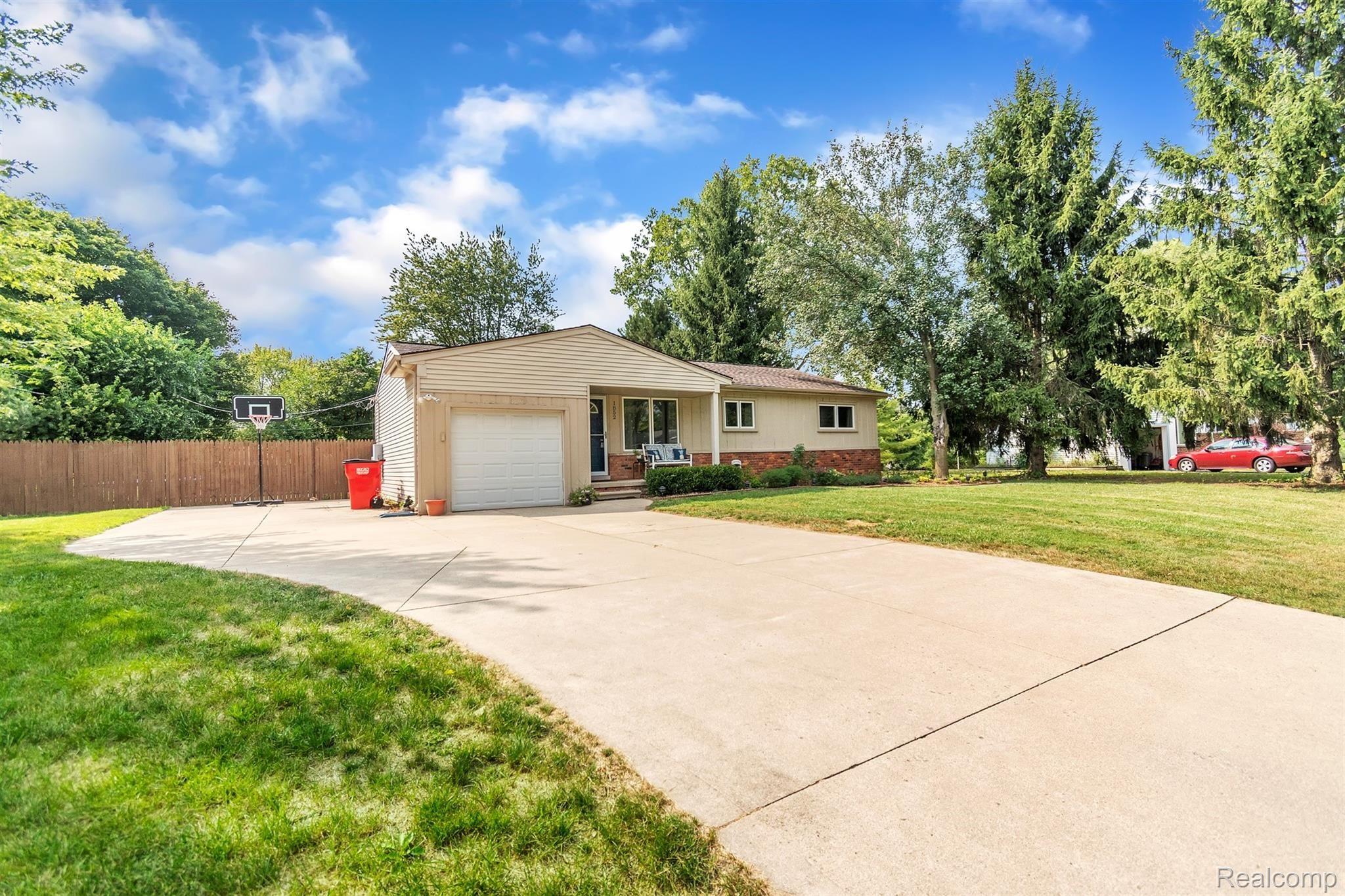 1852 Henbert Road West Bloomfield, MI 48324 - Photo 33 of 34 02-1852 Henbert Rd-WindowStill-Real.jpg