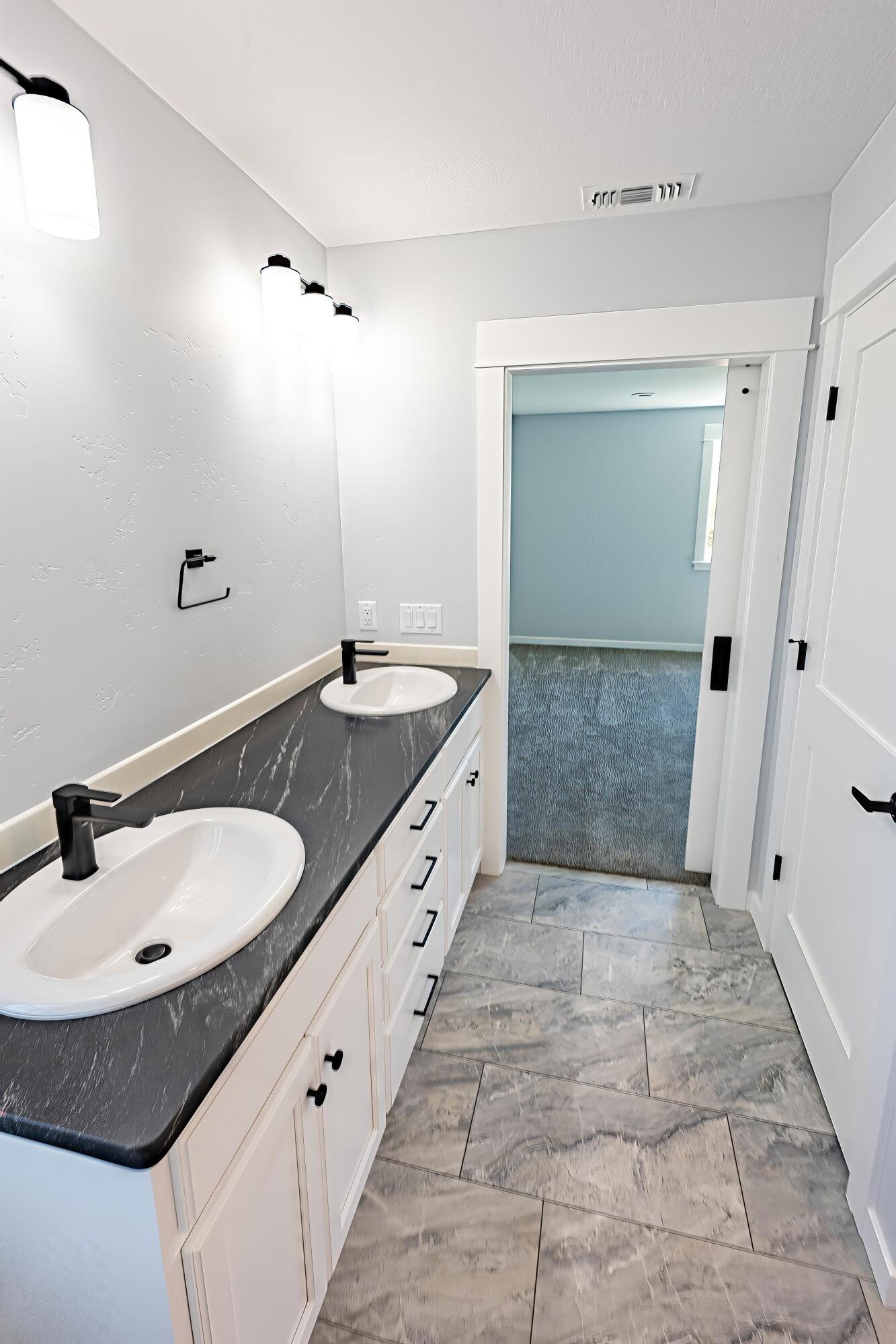 1154 Cascade Loop, Unit 7 Cave Junction, OR 97523 - Photo 19 of 35 Primary Bath 2