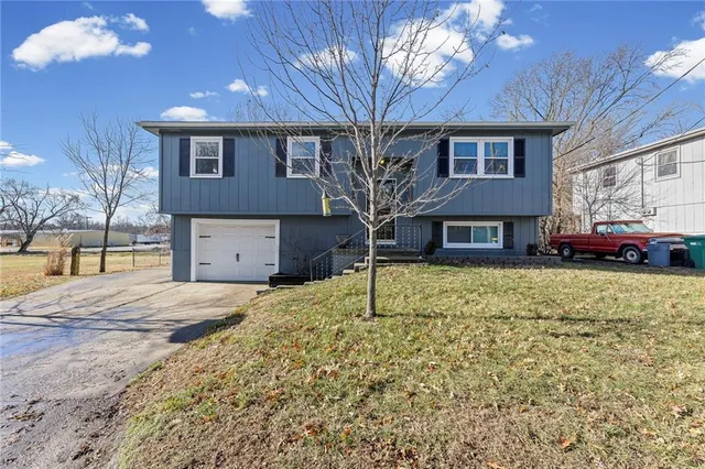 $279,950 | 808 South Pearl Street, Paola, KS 66071