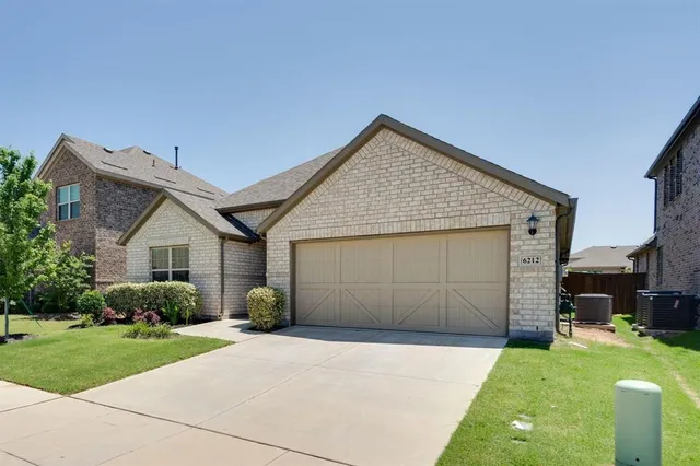 a view of backyard of the house