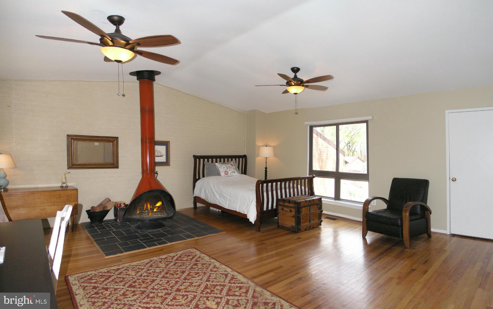 11794 Indian Ridge Road Reston, VA 20191 - Photo 22 of 28 Top-Floor Studio Family Room