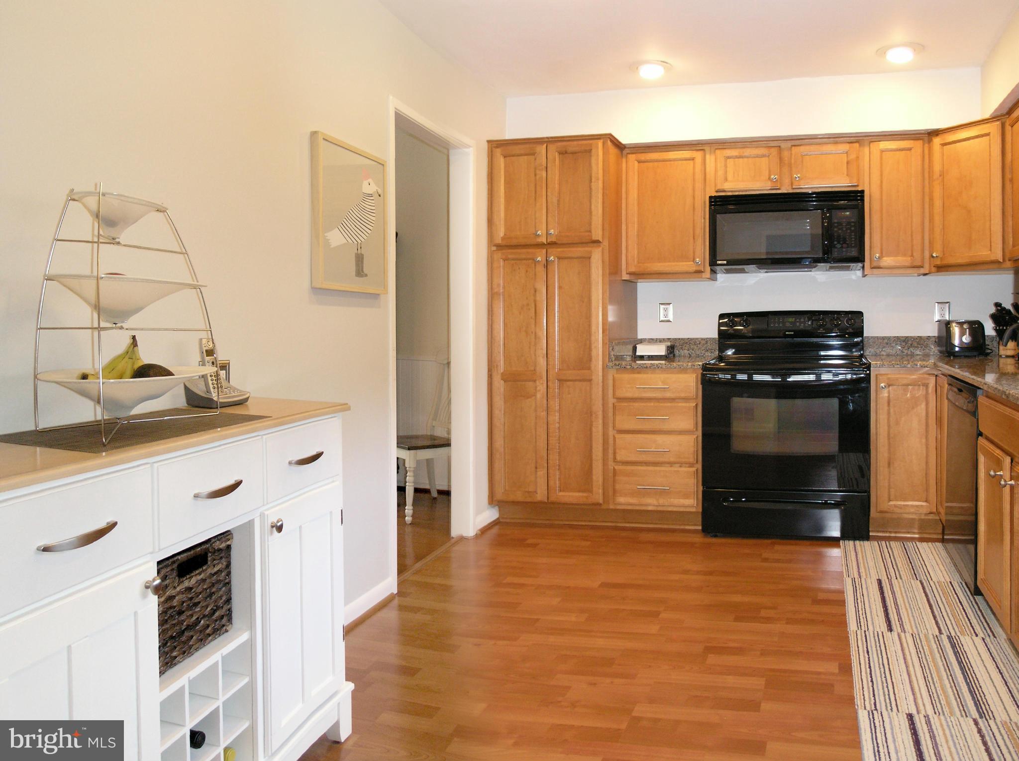11794 Indian Ridge Road Reston, VA 20191 - Photo 6 of 28 Kitchen with table space