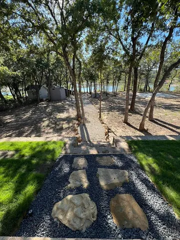 a view of yard with tree