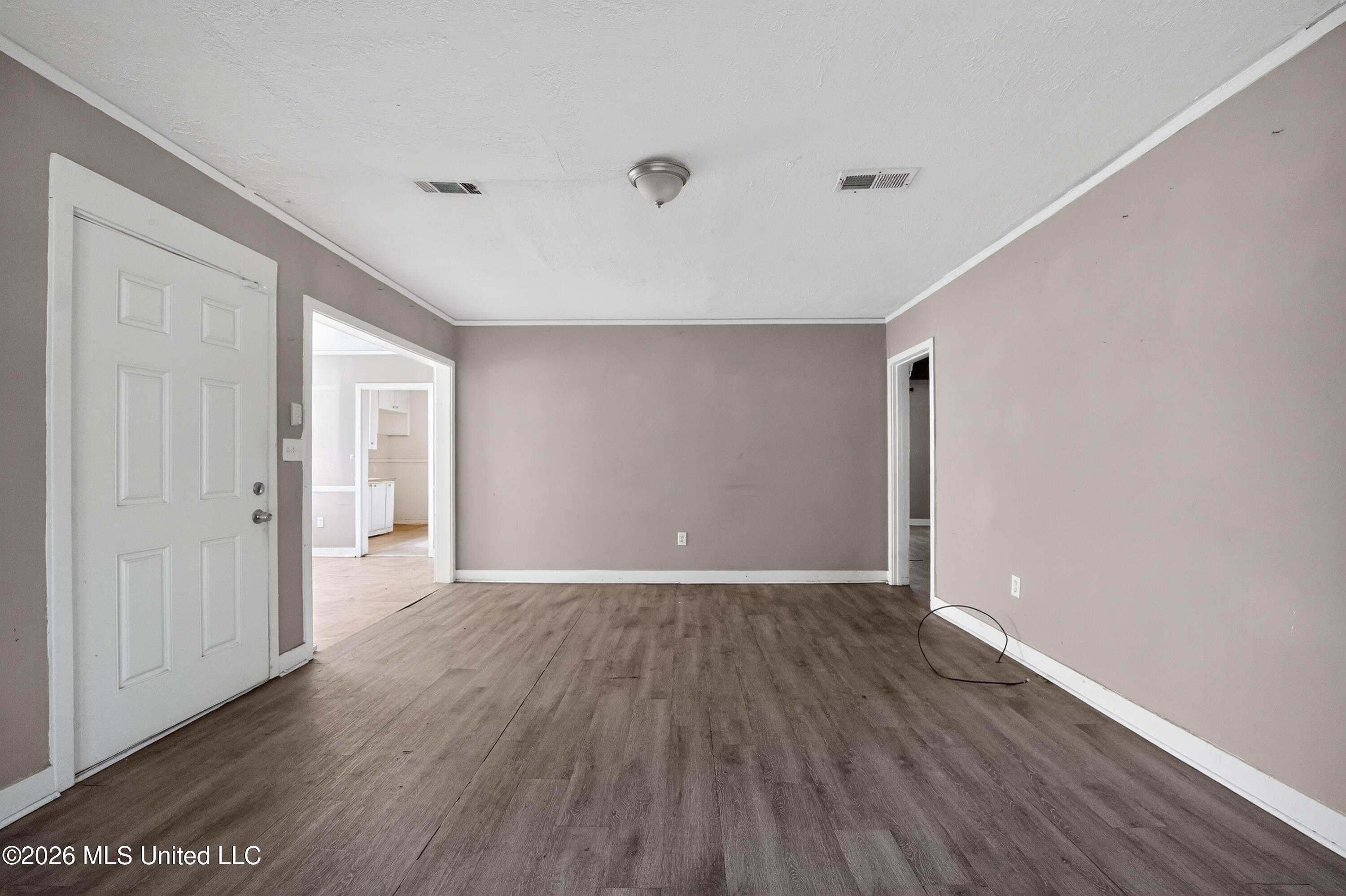 343 Broadmoor Drive Jackson, MS 39206 - Photo 12 of 40 17_343_Broadmoor_Dr-Living_room-6803