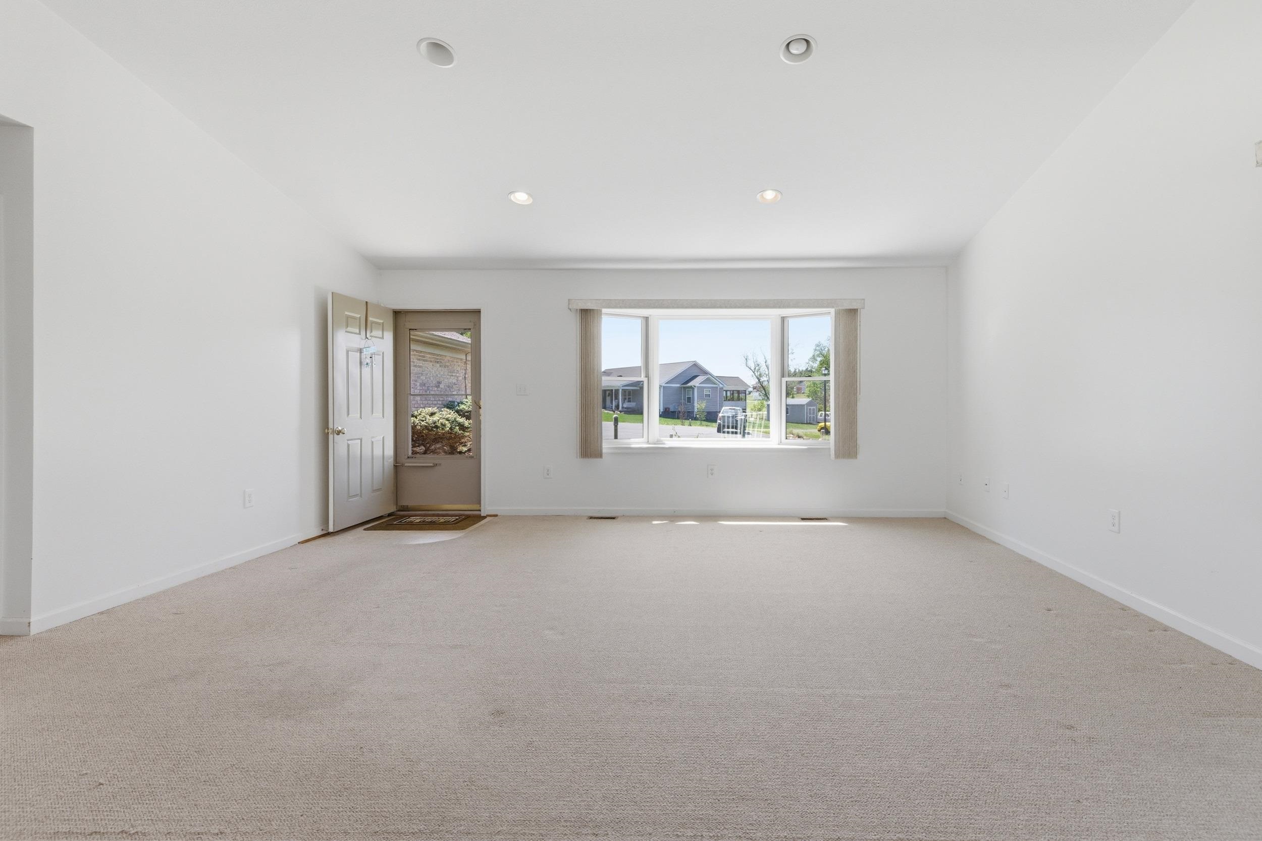 7 Blue Rdg Court Luray, VA 22835 - Photo 7 of 55 Canted 3 panel bay window