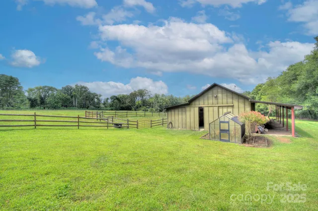 a view of a house with backyard and porch
