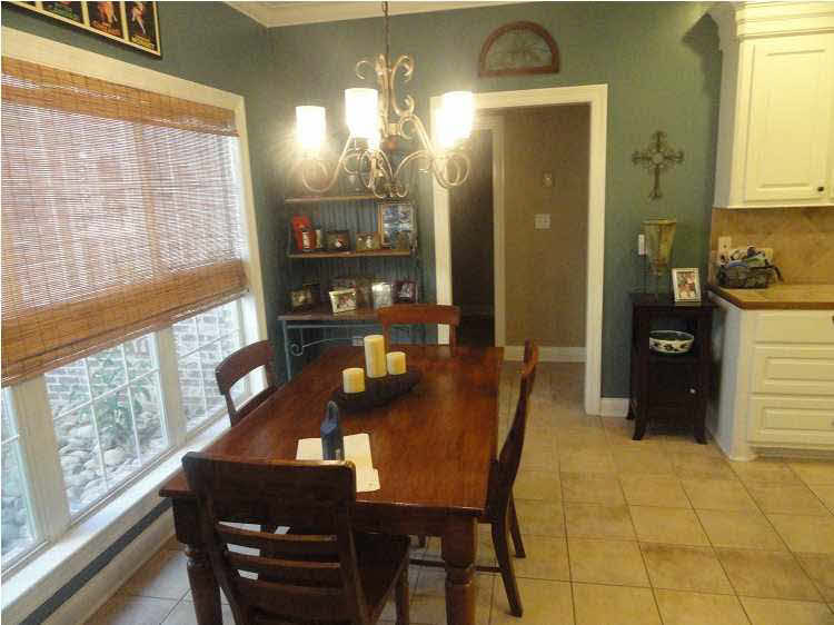 eat-in kitchen