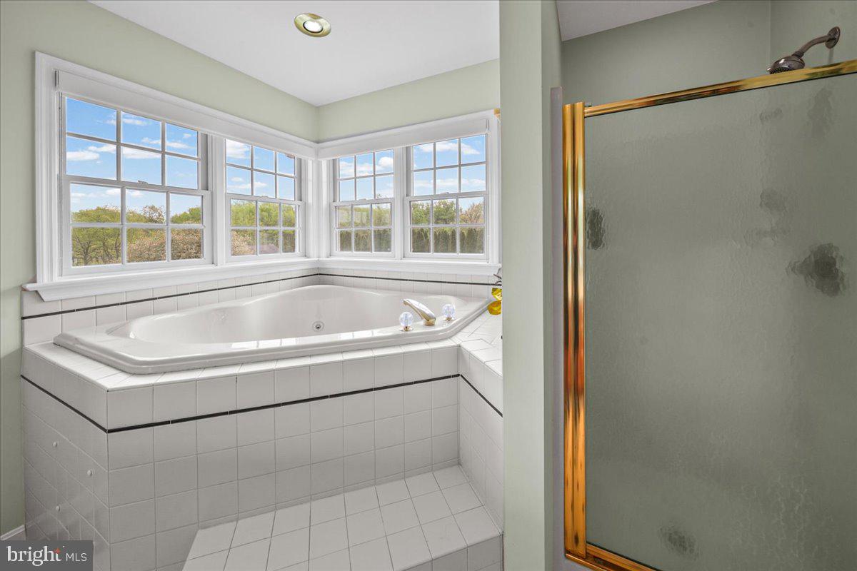 684 Waterway Road Oxford, PA 19363 - Photo 17 of 40 Primary Bath