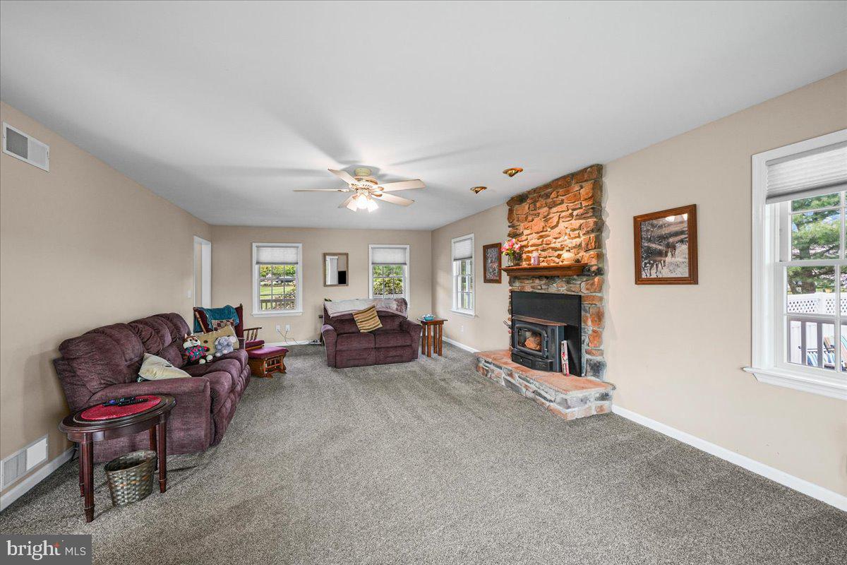 684 Waterway Road Oxford, PA 19363 - Photo 4 of 40 Living Room