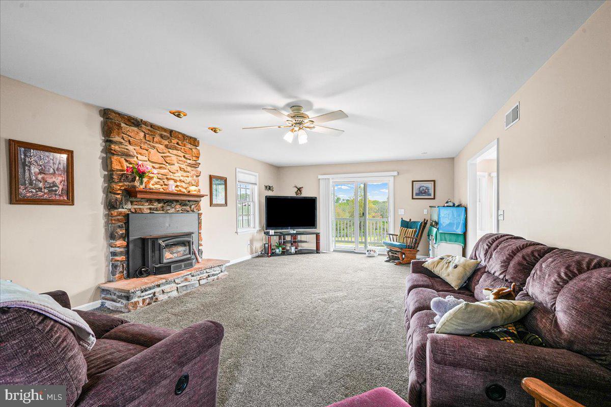 684 Waterway Road Oxford, PA 19363 - Photo 5 of 40 Living Room