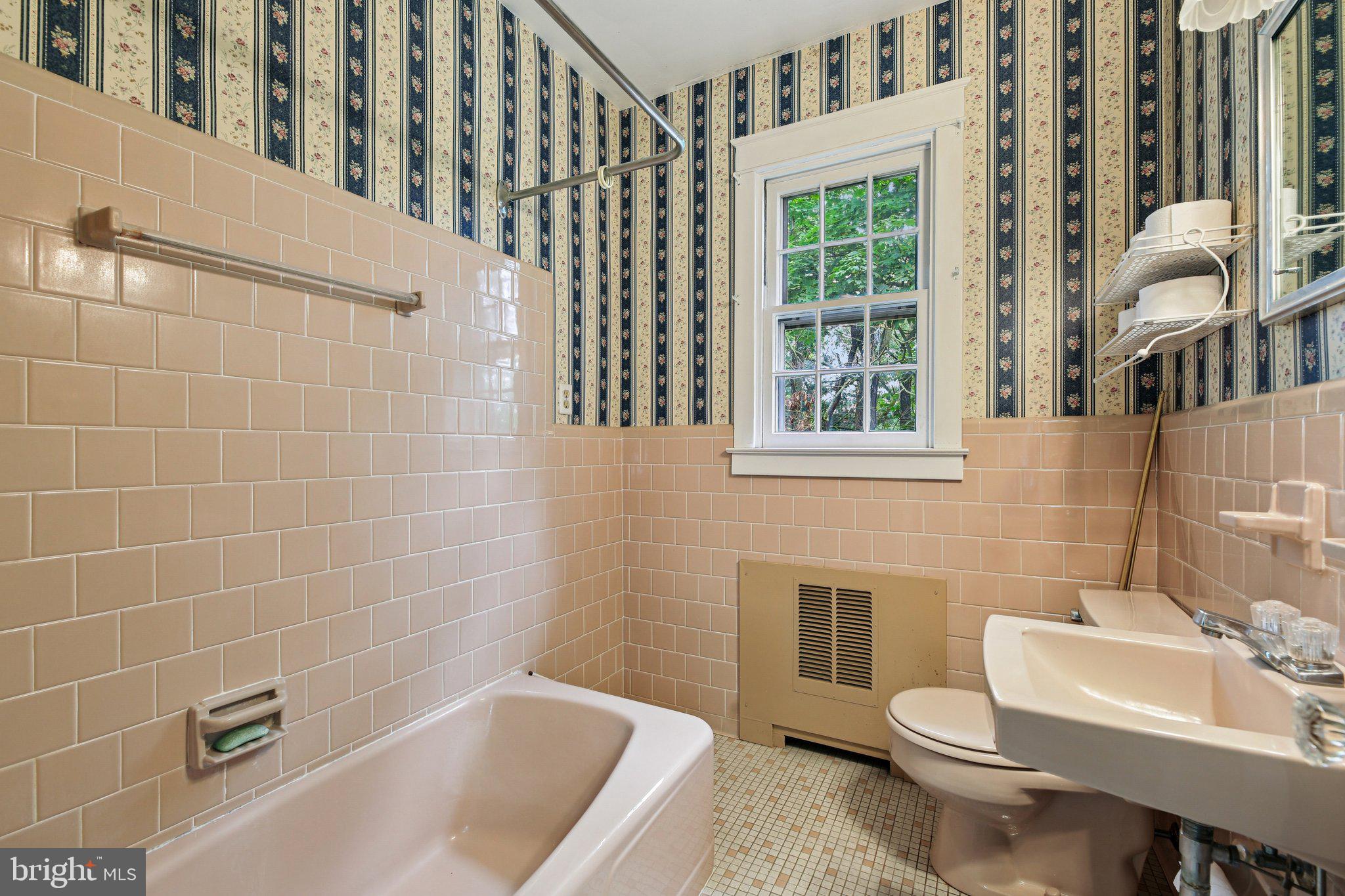 409 Cedarcroft Road Baltimore, MD 21212 - Photo 26 of 43 a bathroom with a sink a toilet and bathtub
