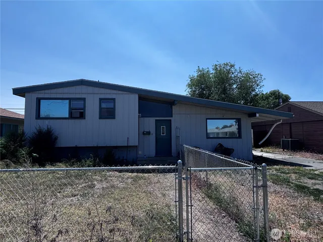 $235,000 | 927 East Cherry Avenue, Moses Lake, WA 98837