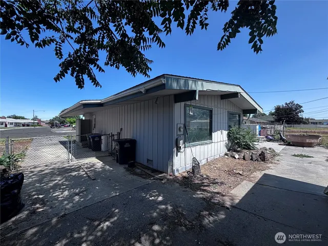 $235,000 | 927 East Cherry Avenue, Moses Lake, WA 98837