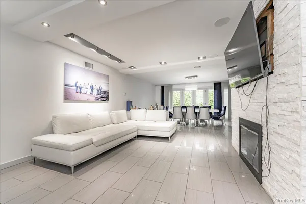 $7,900 | 536 Oxford Road, Cedarhurst, NY 11516