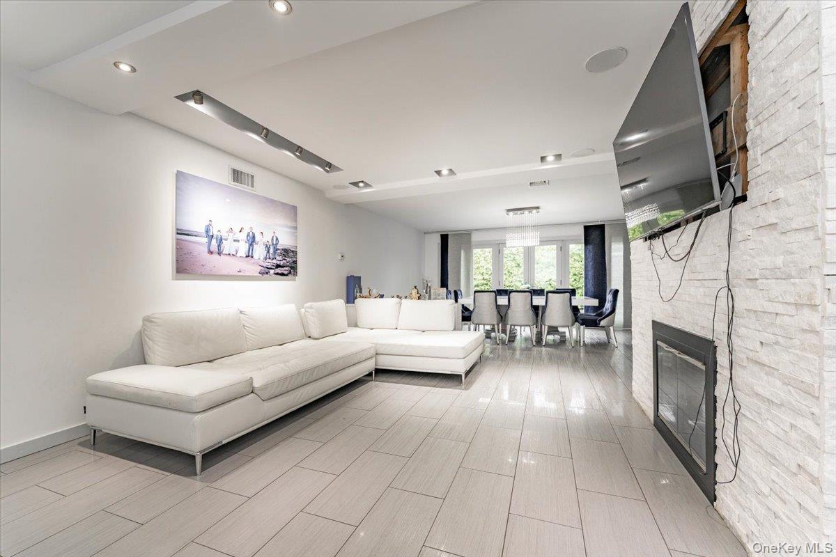 536 Oxford Road Cedarhurst, NY 11516 - Photo 4 of 22