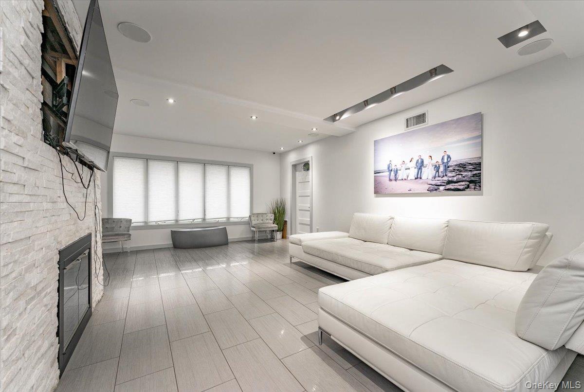 536 Oxford Road Cedarhurst, NY 11516 - Photo 5 of 22