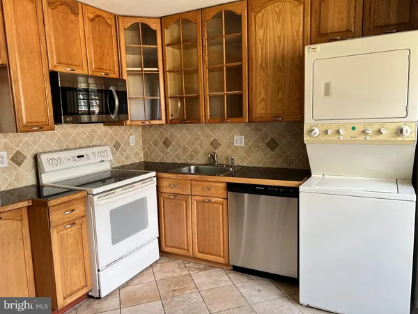 $3,625 | 516 Meadow Hall Drive, Unit D516, Rockville, MD 20851