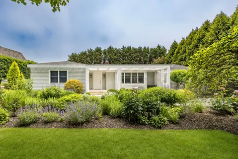 $3,200,000 | 192 Halsey Street, Southampton, NY 11968