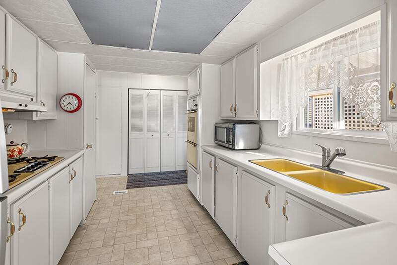 5750 Via Real, Unit 204 Carpinteria, CA 93013 - Photo 13 of 29 08b-5750VR-Kitchen