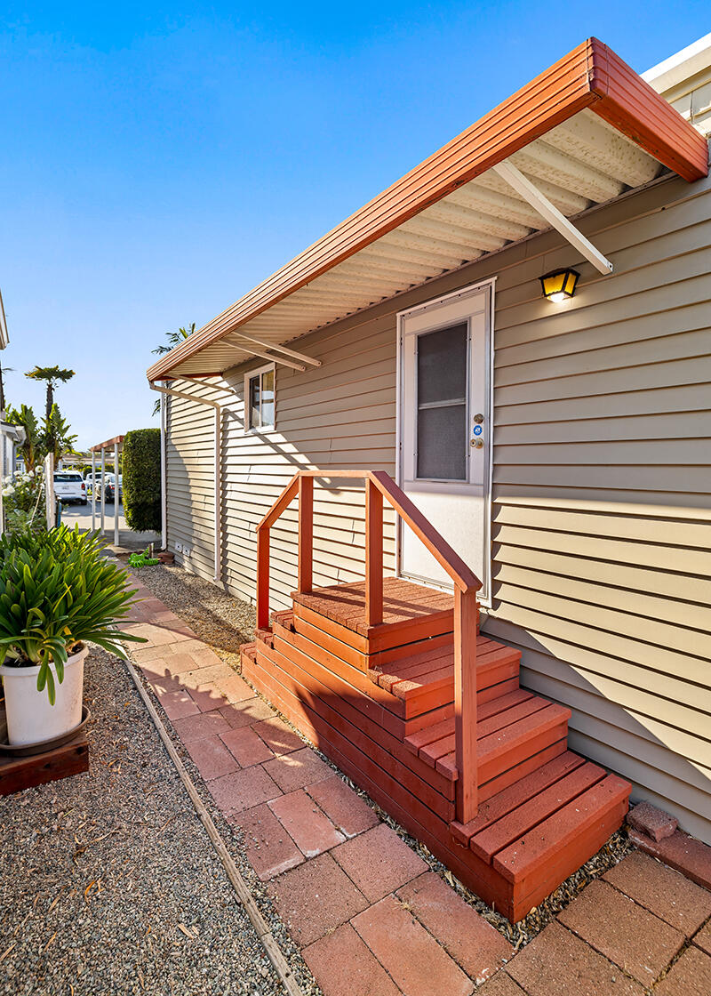 5750 Via Real, Unit 204 Carpinteria, CA 93013 - Photo 18 of 29 12a-5750VR-Side yard