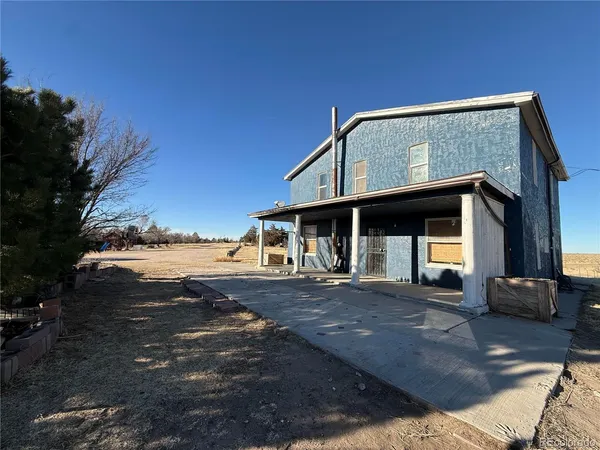 a view of a house with backyard