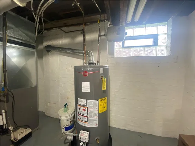 a view of a house with back yard