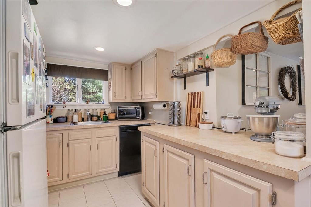 4 Anthony Way Wareham, MA 02532 - Photo 8 of 34 Gallery Image 8