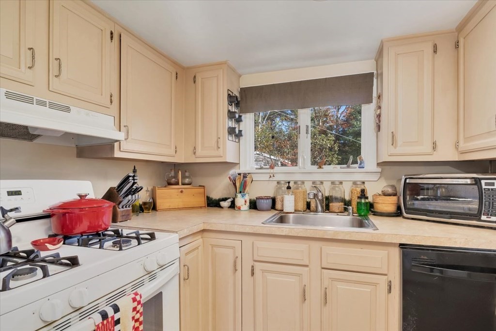 4 Anthony Way Wareham, MA 02532 - Photo 9 of 34 Gallery Image 9
