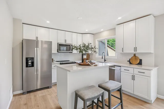 $259,900 | 188 River Woods Lane, Burnsville, MN 55337