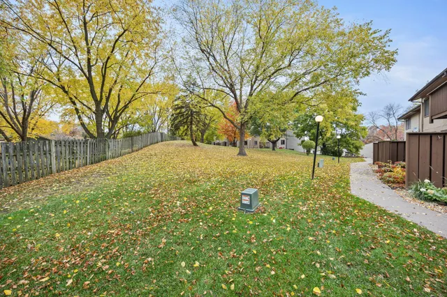 $259,900 | 188 River Woods Lane, Burnsville, MN 55337