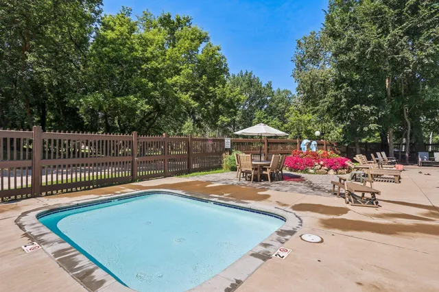 $259,900 | 188 River Woods Lane, Burnsville, MN 55337