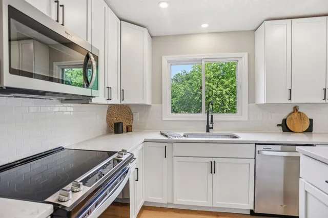 $259,900 | 188 River Woods Lane, Burnsville, MN 55337