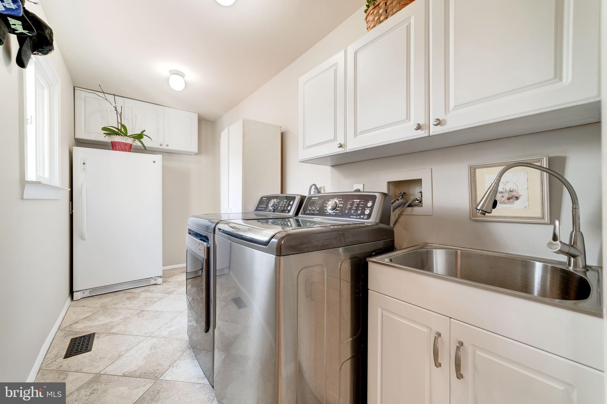 11108 Farm Road Great Falls, VA 22066 - Photo 27 of 58 laundry room/mud room on main level